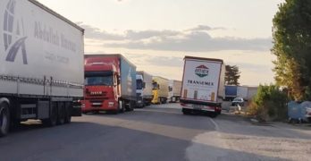 Тирове тероризират преминаващите автомобили през паркинг „Генералово“, Свиленградско /видео/