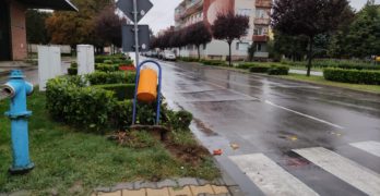 „Фолксваген“ се качи на тротоар в центъра на Свиленград и изкърти кошче