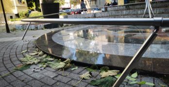 Вандали потрошиха красивия слънчев часовник в центъра на Хасково