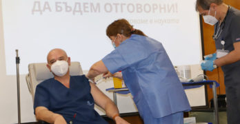 Министър Ангелов и генерал Мутафчийски сред първите в страната ваксинирани срещу коронавирус