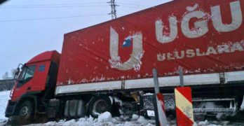 Тежък камион закъса на АМ „Марица“ до Свиленград, 25 села в Хасковско без ток
