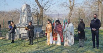 Д-р Стефка Здравкова поднесе венец пред Руския паметник в Харманли