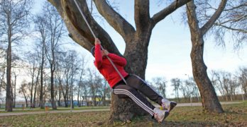 Свиленградчани поставят сърце и люлка в парковете на града