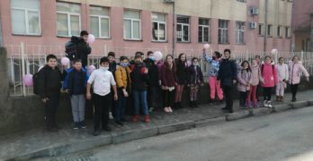 Ученици накичиха училищната ограда с розови балони