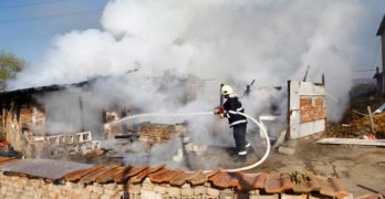 Пожар горя в свиленградската махала, няма пострадали /снимки, видео/