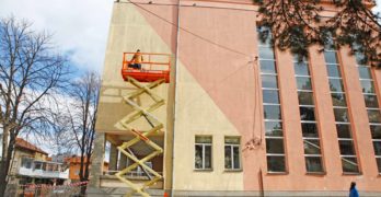 Още една гигантска белошипа ветрушка „каца“ в Свиленград, този път на фасадата на Първо основно училище „Иван Вазов“