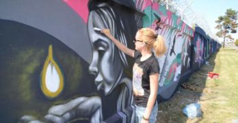 Рисуват графити на тема „Пробуждане“ върху оградните панели на ромската махала в Свиленград