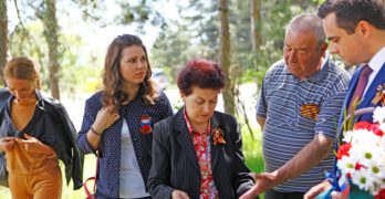 Руският клуб „Съотечественик“ – Свиленград поднесе цветя пред паметника на летеца Иван Галяшкин