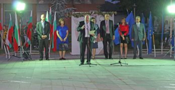 С народни танци и българско знаме, абитуриентите от Випуск 2021 поздравиха своите съграждани в Любимец