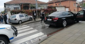 Катастрофа в Свиленград: Разградско БМВ качи на тротоара свиленградски голф