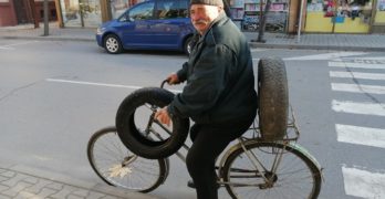Забелязано в Свиленград: Христо Касапина ни призовава да сменим гумите