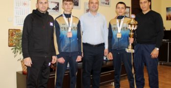 Кметът арх. Анастас Карчев се срещна с победителите от Европейско първенство по кикбокс Алекс и Мишел Илиеви