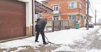 Забелязано в Свиленград: Съвестен гражданин чисти снега пред дома си /снимка/