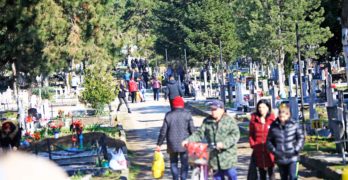 Стотици свиленградчани се стекоха към гробищния парк за Месопустна Задушница