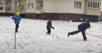 Забелязано в Свиленград: Бой със снежни топки /видео/