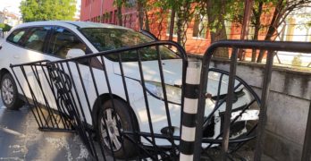 Митничар катастрофира на входа на училище в Свиленград