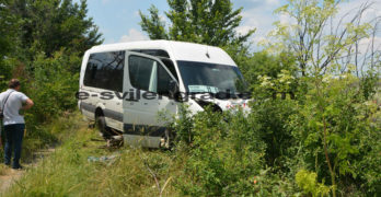 Микробус, пътуващ за Свиленград, се удря в дърво, шофьорът прави инфаркт