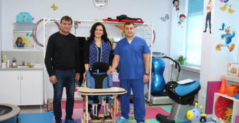 Лайънс клуб Любимец дариха терапевтичен стол и вертикализатор за деца с увреждания на Специализираната болница за рехабилитация