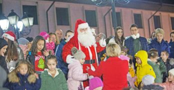 Дядо Коледа пристигна в Свиленград и елхата светна с фойерверки /видео, снимки/