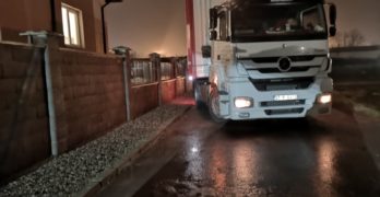 В Свиленград: Терорът на тировете продължава, пак влизат в квартал Гарата,  ограда издържа на натиск от тир
