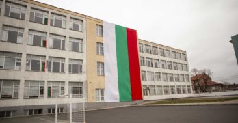 Свиленградската гимназия за пореден път развя огромния трибагреник в чест на националния празник