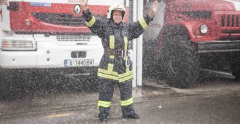 След над 30-годишна служба, огнеборецът Андон Русев излиза в пенсия, колегите му го заливат със струи вода от противопожарните автомобили /видео/