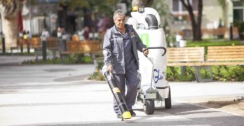 Забелязано в Свиленград: Работник с нова машина се „разхожда“ по пешеходната зона на града