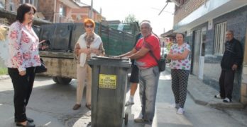 Община Свиленград снабдява с индивидуални съдове за битови отпадъци ромския квартал в града