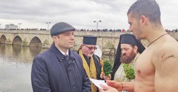 Стамен Бояджиев спаси кръста в Свиленград от водите на Марица