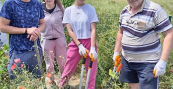 Ученици от ПГССИ „Христо Ботев“ – Свиленград почистиха паметника в местността Малките ливади