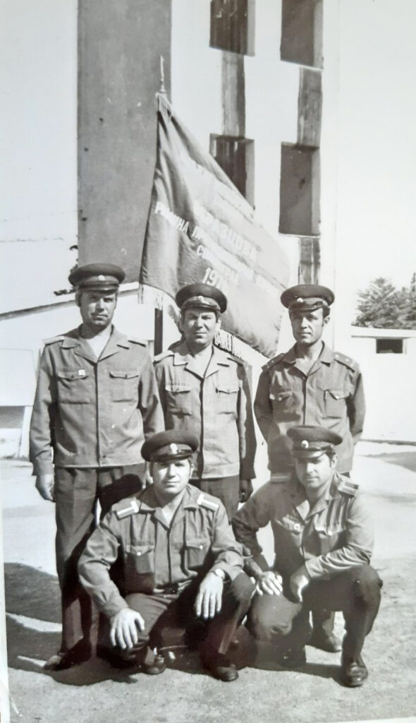 Клекнали от ляво - надясно: Саранди Ангелов, Георги Чавдаров; прави: Панчо Нейков, Димо Софронов и инспектор Христо Василев.