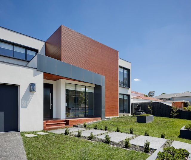 Модерен интериорен дизайн: елегантен дом с чисти линии, минималистичен декор и смели цветове