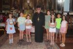 Отец Константин, архиерейски наместник в Свиленградска духовна околия, подари на малчугани Евангелие за деца