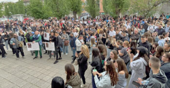 Протестиращи замеряха сградата на полицията с яйца и домати