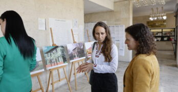 В Свиленград откриха изложба от дигитални колажи на бургаската художничка Надя Пеовска