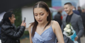В Свиленград абитуриентите на СУ „Д-р Петър Берон“ дефилираха за бала си под дъжда