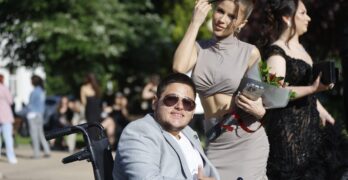 Забелязано в Свиленград: Абитуриентът Пламен Сарандиев със звездно обкръжение за бала си
