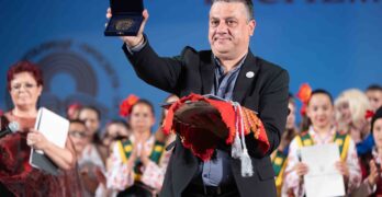 Кметът арх. Анастас Карчев връчи от името на президента Румен Радев почетен плакет „Св.св. Кирил и Методий“, с който държавният глава удостои НЧ „Просвета- 1870“/снимки, видео/
