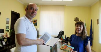 Книги от Българското неделно училище в Одрин получи кметът арх. Анастас Карчев