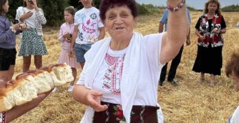 В свиленградското село Сива река зажънаха ритуално, за да е на берекет годината