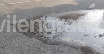 Забелязано в Свиленград: Вода извира от асфалта и влиза в улична шахта /видео/