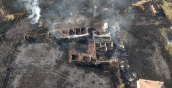 Обстановката в района на Срем-Устрем остава усложнена, екипите продължават действията по овладяване на огъня