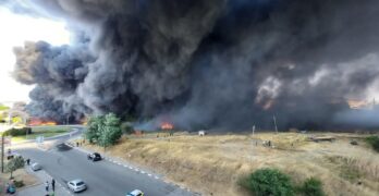 Страховит пожар бушува в Средец