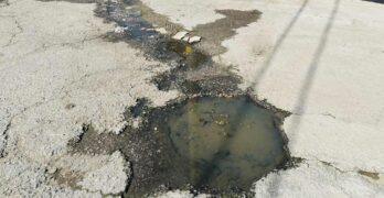 Запушена канализационна шахта вмирисва улица в Свиленград