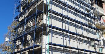 Продължават строително-монтажните работи за въвеждане на енергийни мерки на ул. „Д. Благоев“, бл.16