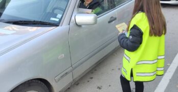 Учениците от СУ „Д-р Петър Берон“ – Свиленград, начален етап, раздадоха информативни брошури по повод Деня за възпоменание на жертвите от пътнотранспортни произшествия