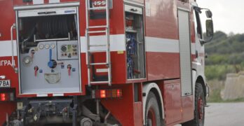 Два автомобила изгоряха в пожар, 66-годишен мъж е с леки изгаряния