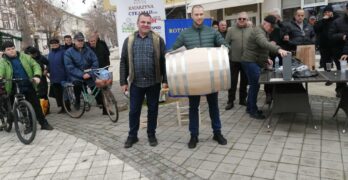 В Свиленград Михаил Желев спечели 100-литровото буре на Празника на виното