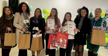 Красимира Манолова, Дистрикт управител на Лайънс Дистрикт 130 – България, връчи лично наградите Гергана Митева и Адея Александрова, призьорки от „Плакат на мира4