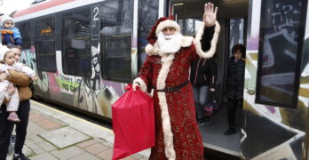 Дядо Коледа и Снежанка пристигнаха в Свиленград с … пътнически влак /снимки и видео/